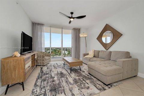 Condominio en venta en Surfside, Florida, 2 dormitorios, 117.06 m2 № 1983034 - foto 4
