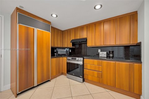 Condominio en venta en Surfside, Florida, 2 dormitorios, 117.06 m2 № 1983034 - foto 24