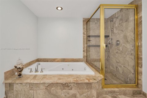 Condominio en venta en Surfside, Florida, 2 dormitorios, 117.06 m2 № 1983034 - foto 17