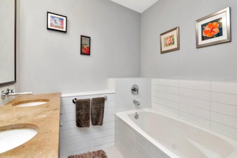 Condo in Tampa, Florida, 2 bedrooms  № 1613960 - photo 18