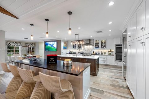 Villa ou maison à vendre à Coral Springs, Floride: 4 chambres, 407.56 m2 № 1990108 - photo 24