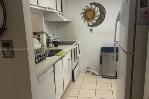 Condo in North Bay Village, Florida, 2 bedrooms  № 2018844 - photo 5