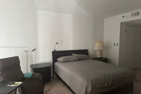 Condo in North Bay Village, Florida, 2 bedrooms  № 2018844 - photo 3