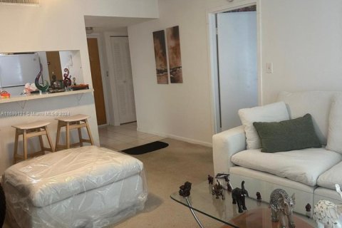 Condo in North Bay Village, Florida, 2 bedrooms  № 2018844 - photo 2