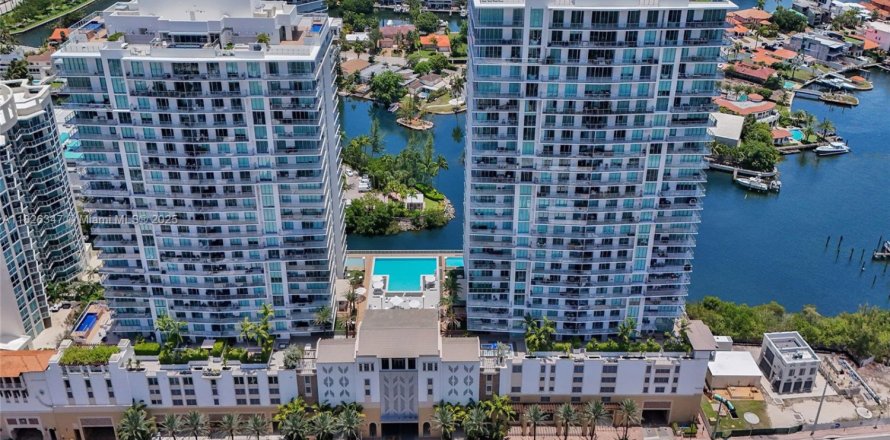Condominio en Sunny Isles Beach, Florida, 5 dormitorios  № 1794547
