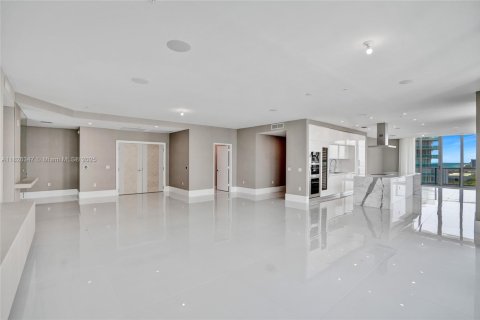 Condominio en venta en Sunny Isles Beach, Florida, 5 dormitorios, 436.18 m2 № 1794547 - foto 23