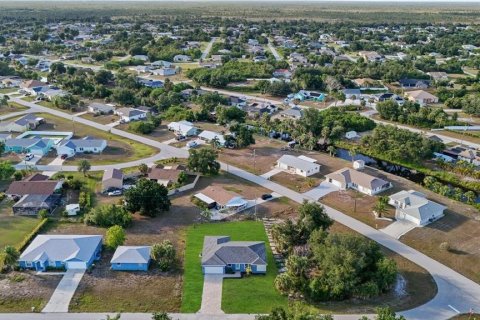House in Port Charlotte, Florida 4 bedrooms, 151.99 sq.m. № 2233043 - photo 6