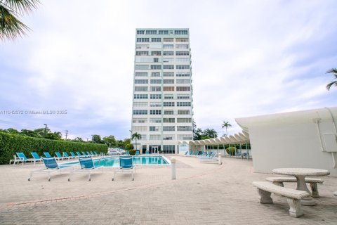 Condominio en venta en North Miami, Florida, 2 dormitorios, 110.37 m2 № 1834376 - foto 1