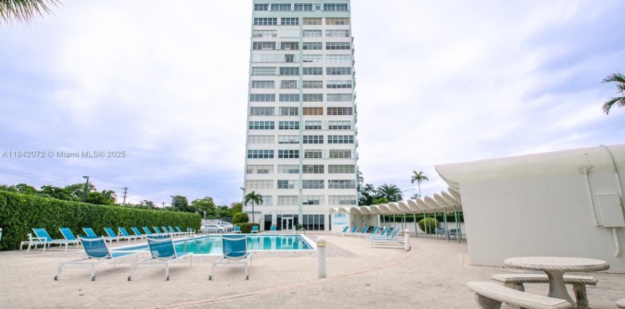 Condominio en North Miami, Florida, 2 dormitorios № 1834376