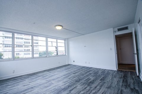 Condominio en venta en North Miami, Florida, 2 dormitorios, 110.37 m2 № 1834376 - foto 23