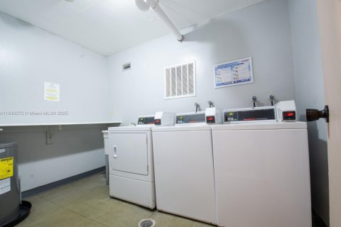 Condominio en venta en North Miami, Florida, 2 dormitorios, 110.37 m2 № 1834376 - foto 9