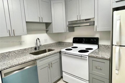 Condo in Coral Springs, Florida, 2 bedrooms  № 2000776 - photo 2