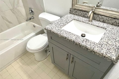 Condo in Coral Springs, Florida, 2 bedrooms  № 2000776 - photo 11