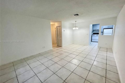 Condo in Coral Springs, Florida, 2 bedrooms  № 2000776 - photo 8