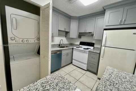 Condo in Coral Springs, Florida, 2 bedrooms № 2000776