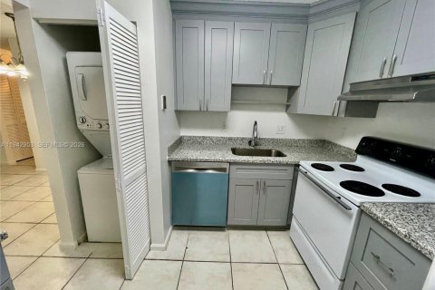 Condo in Coral Springs, Florida, 2 bedrooms  № 2000776 - photo 3