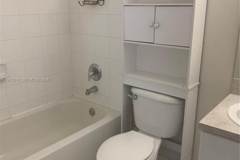 Снять в аренду таунхаус в Хомстед, Флорида 2 спальни, 127.28м2, № 2036180 - фото 4