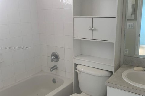 Снять в аренду таунхаус в Хомстед, Флорида 2 спальни, 127.28м2, № 2036180 - фото 3