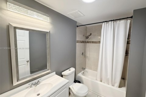 Townhouse in North Lauderdale, Florida 2 bedrooms, 102.94 sq.m. № 1957211 - photo 12