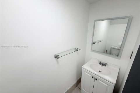 Townhouse in North Lauderdale, Florida 2 bedrooms, 102.94 sq.m. № 1957211 - photo 13