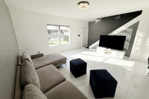 Townhouse in North Lauderdale, Florida 2 bedrooms, 102.94 sq.m. № 1957211 - photo 2