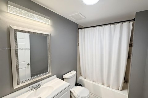 Townhouse in North Lauderdale, Florida 2 bedrooms, 102.94 sq.m. № 1957211 - photo 11