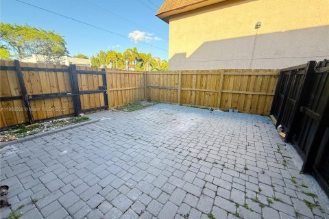 Townhouse in North Lauderdale, Florida 2 bedrooms, 102.94 sq.m. № 1957211 - photo 16