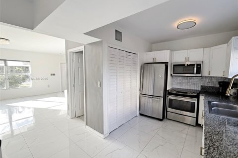 Townhouse in North Lauderdale, Florida 2 bedrooms, 102.94 sq.m. № 1957211 - photo 4