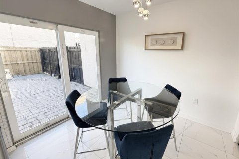 Townhouse in North Lauderdale, Florida 2 bedrooms, 102.94 sq.m. № 1957211 - photo 5