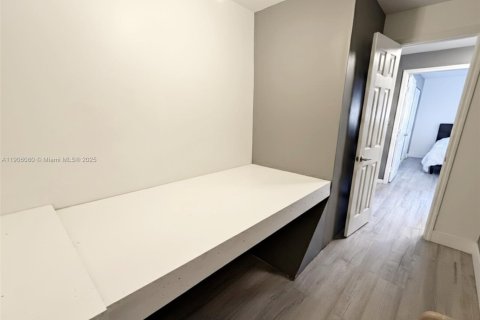 Townhouse in North Lauderdale, Florida 2 bedrooms, 102.94 sq.m. № 1957211 - photo 10