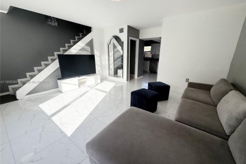 Townhouse in North Lauderdale, Florida 2 bedrooms, 102.94 sq.m. № 1957211 - photo 1