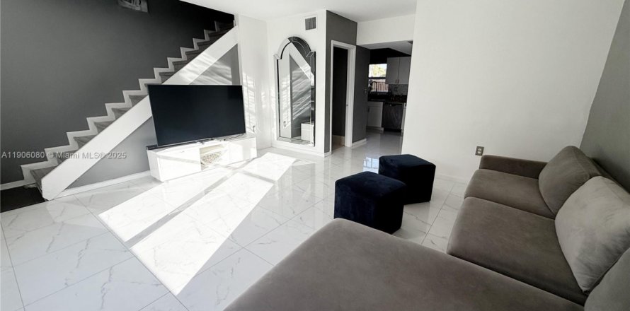 Townhouse in North Lauderdale, Florida 2 bedrooms, 102.94 sq.m. № 1957211