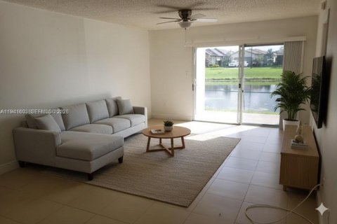 Condominio en venta en Pembroke Pines, Florida, 1 dormitorio, 71.53 m2 № 2152736 - foto 1