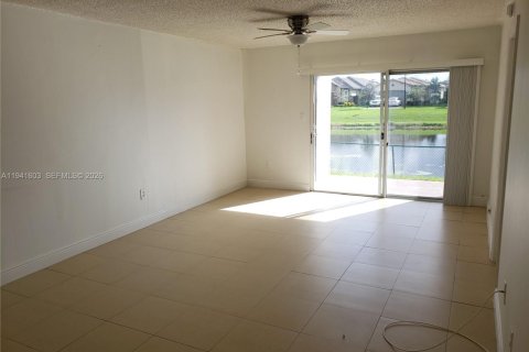 Condominio en venta en Pembroke Pines, Florida, 1 dormitorio, 71.53 m2 № 2152736 - foto 2