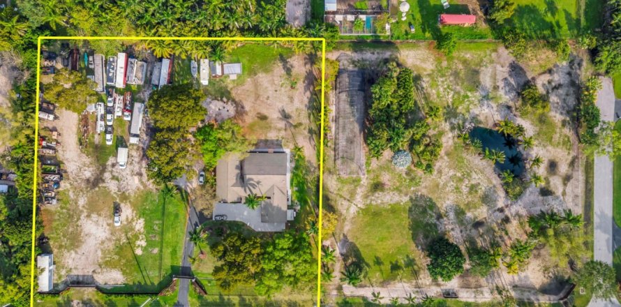 House in Southwest Ranches, Florida 4 bedrooms, 323.76 sq.m. № 1076834