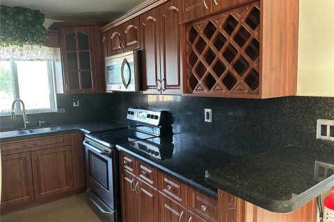 Villa ou maison à louer à Hollywood, Floride: 3 chambres, 119.1 m2 № 1987617 - photo 2