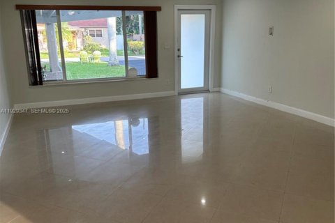 Villa ou maison à louer à Hollywood, Floride: 3 chambres, 119.1 m2 № 1987617 - photo 8