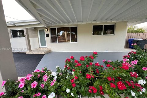 Villa ou maison à louer à Hollywood, Floride: 3 chambres, 119.1 m2 № 1987617 - photo 1