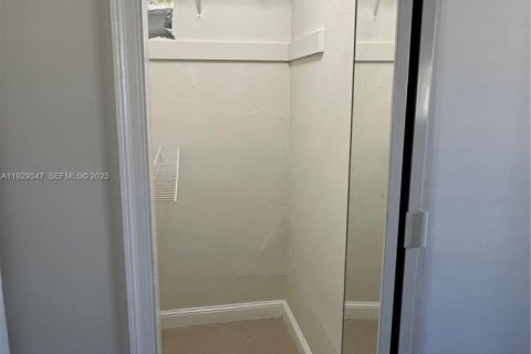 Villa ou maison à louer à Hollywood, Floride: 3 chambres, 119.1 m2 № 1987617 - photo 15