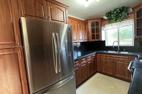 Villa ou maison à louer à Hollywood, Floride: 3 chambres, 119.1 m2 № 1987617 - photo 3