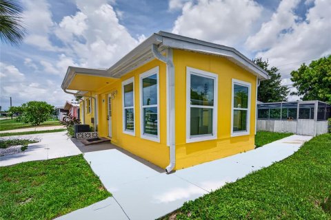 Villa ou maison à vendre à North Port, Floride: 2 chambres, 60.11 m2 № 2227304 - photo 7