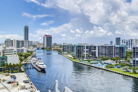 Copropriété à louer à Hollywood, Floride: 2 chambres, 119.66 m2 № 2241210 - photo 14