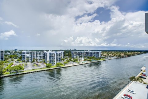 Copropriété à louer à Hollywood, Floride: 2 chambres, 119.66 m2 № 2241210 - photo 11