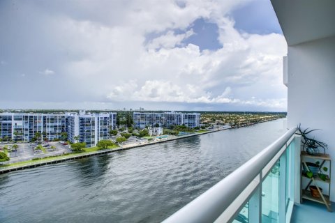 Copropriété à louer à Hollywood, Floride: 2 chambres, 119.66 m2 № 2241210 - photo 12