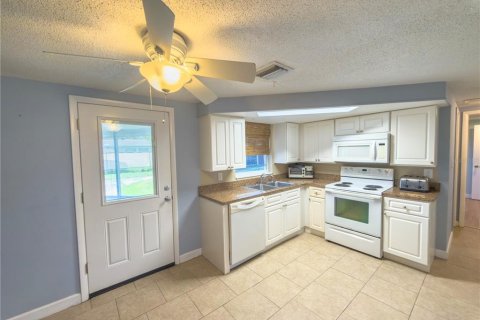 House in Holiday, Florida 2 bedrooms, 82.5 sq.m. № 1899270 - photo 5