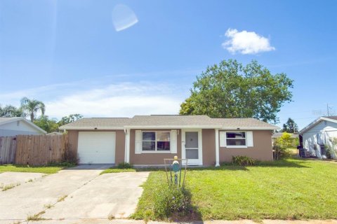 House in Holiday, Florida 2 bedrooms, 82.5 sq.m. № 1899270 - photo 1