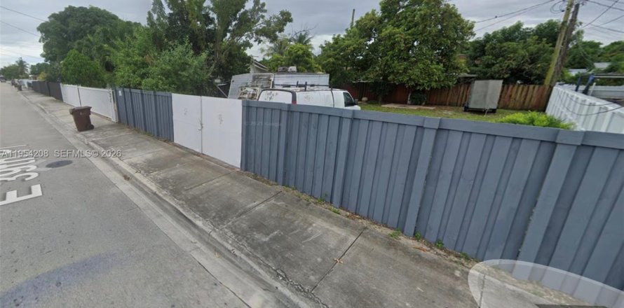 Land in Hialeah, Florida № 2008970