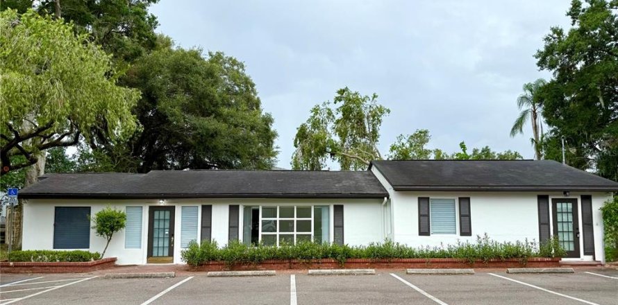 Commercial property in Brandon, Florida 181.81 sq.m. № 1773602