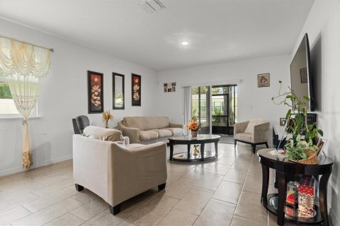 House in Winter Haven, Florida 4 bedrooms, 175.12 sq.m. № 1850085 - photo 16