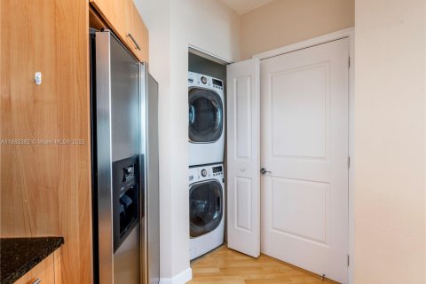 Condo in Miami, Florida, 2 bedrooms  № 1928534 - photo 8